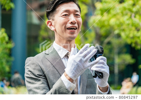 選舉候選人在街頭演講的圖片 80845297