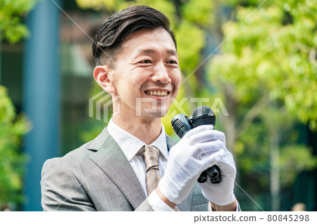 選舉候選人在街頭演講的圖片 選舉候選人在街頭演講的圖片 80845298