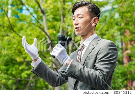 選舉候選人在街頭演講的圖片 80845312