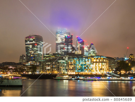 霧倫敦倫敦金融城建築夜景 80845689