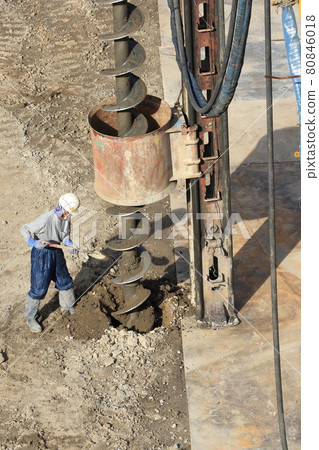 Dismantling work site Workers and augers during piling work 80846018