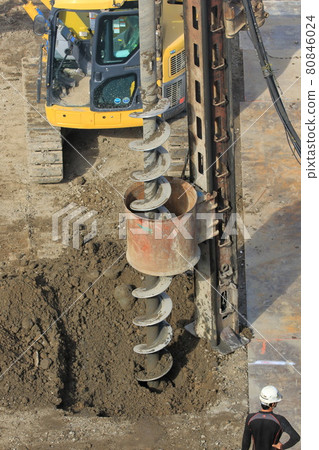 在打樁工作期間拆除工地工人和螺旋鑽 在打樁工作期間拆除工地工人和螺旋鑽 80846024