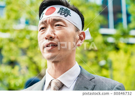 帶頭巾的選舉候選人可以提高自己的聲音 帶頭巾的選舉候選人可以提高自己的聲音 80846732