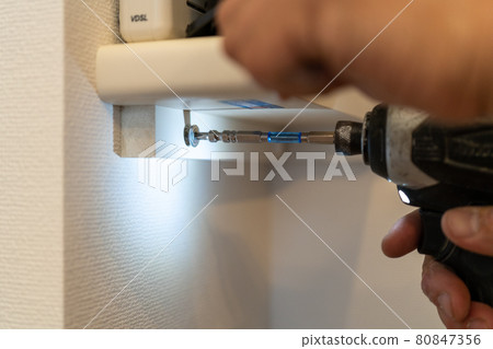 Tighten screws with an electric screwdriver to install the shelves 80847356