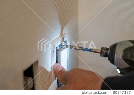 Work to install the outlet with an electric screwdriver 80847357