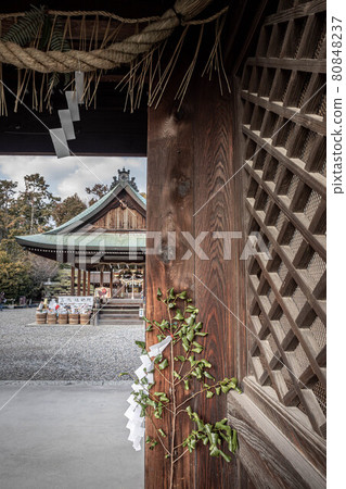 In the winter of Umenomiya Taisha, you can see the hall of worship in the precincts from the Zuijin Gate decorated with Sakaki and paper shide. 80848237