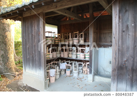 Visiting a grave, a management hut in a pail 80848387