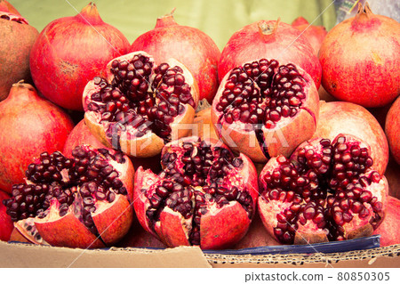 Pomegranates for sale in the market of the Iranian city of Shiraz 80850305
