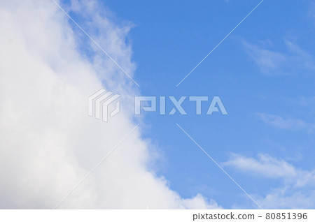 Image of a partly cloudy and partly clear sky during the day 80851396