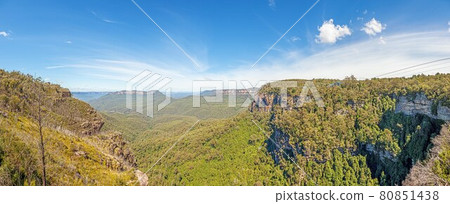 Panoramic view over the Blue Mountains in the Australian state of New South Wales during the day 80851438