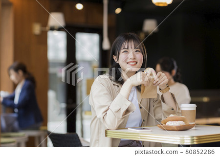 在咖啡館吃甜甜圈的女人 80852286