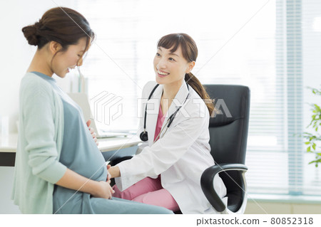 醫生檢查一名孕婦 80852318
