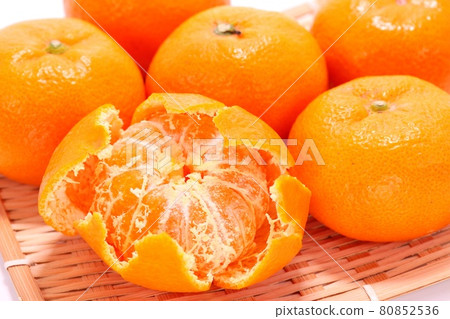 Three-day oranges, Qingdao oranges, peeled white streaks, flat fruits, bright background 80852536