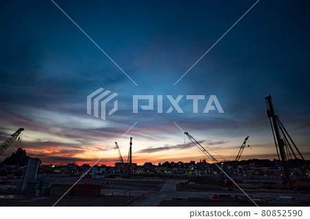 大型住宅小區基礎施工現場夜景 大型住宅小區基礎施工現場夜景 80852590
