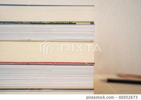 Books and mechanical pencils stacked on the desk 80852673