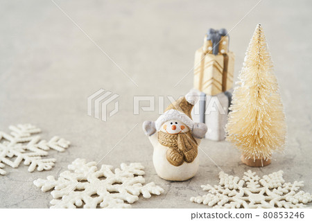 Miniature Christmas tree and snowman 80853246