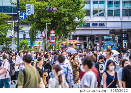 日本東京城市景觀 每月有 2,884 人的驚訝。即使在緊急狀態下威脅的數量仍在繼續= 8月9日，澀谷 80853612
