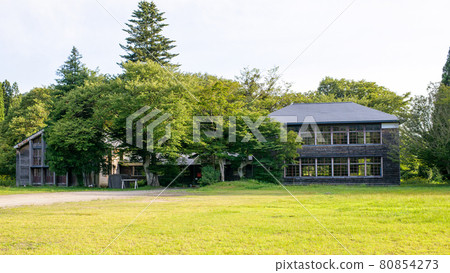 Spacious schoolyard, morning lagoon branch school, Akita prefecture 80854273