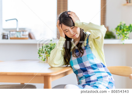 年輕的家庭主婦擔心用餐 80854343