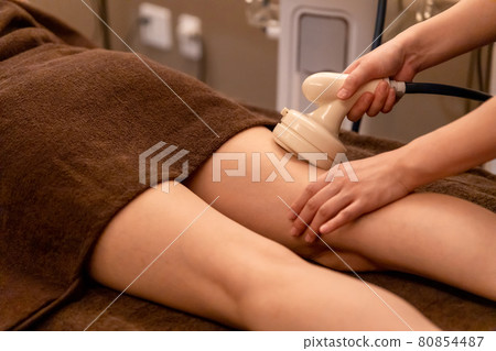 Women undergoing treatment at an esthetic salon (cavitation, thighs) 80854487