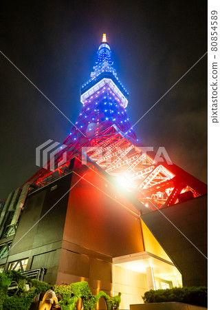 仰望燈火通明的東京塔 仰望燈火通明的東京塔 80854589