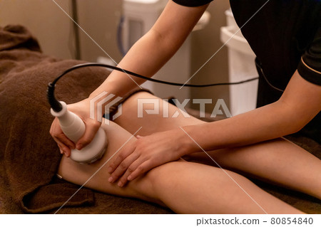 Women undergoing treatment at an esthetic salon (radio waves, thighs) 80854840