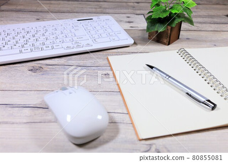 Notes and computer 80855081