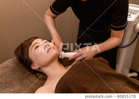 Women undergoing treatment at an esthetic salon (face / face line) 80855178