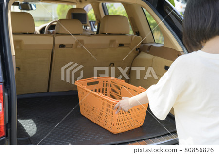 一個女人在車裡裝收銀機 80856826