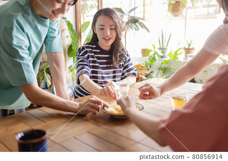 男女青年一起吃薯片 80856914