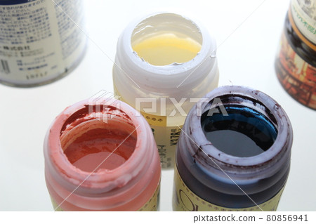 3 colors of used paint 80856941