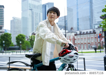 Men riding bicycles in the city 80857116