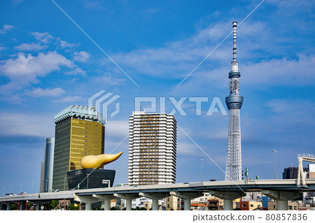 從淺草吾妻橋眺望東京晴空塔和朝日啤酒塔的風景 80857836