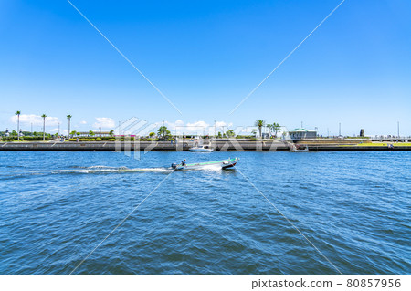 [Kanagawa Prefecture] Enoshima in the summer with a refreshing blue sky 80857956