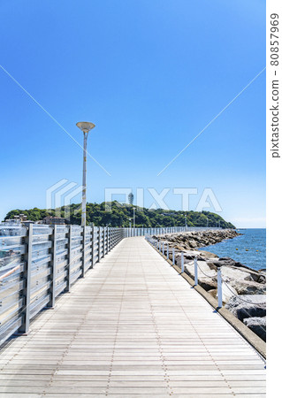 [Kanagawa Prefecture] Enoshima Sea Candle seen from the promenade of Katase Nishihama 80857969