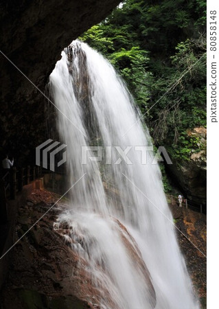 Behind the Kaminari Falls in Nagano Prefecture and the promenade 80858148