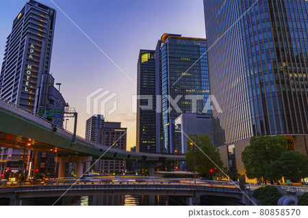 從大阪中部中之島錦橋出發,城市夜景,黃昏的天空 從大阪中部中之島錦橋出發,城市夜景,黃昏的天空 80858570