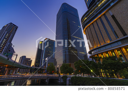 從大阪中部中之島錦橋出發,城市夜景,黃昏的天空 從大阪中部中之島錦橋出發,城市夜景,黃昏的天空 80858571