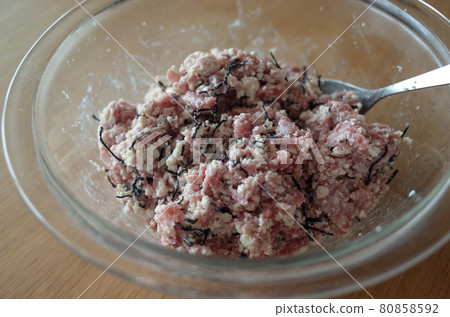 製作豆腐和羊栖菜漢堡 80858592