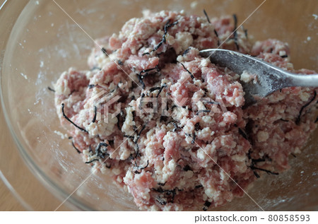 製作豆腐和羊栖菜漢堡 製作豆腐和羊栖菜漢堡 80858593
