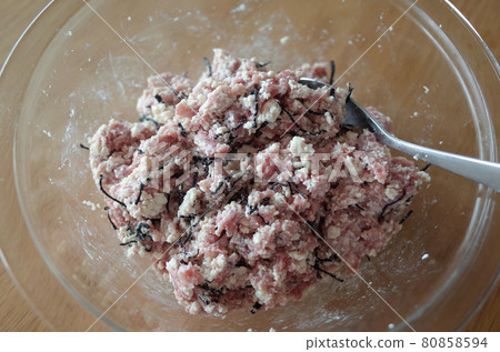 製作豆腐和羊栖菜漢堡 製作豆腐和羊栖菜漢堡 80858594