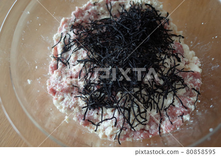 製作豆腐和羊栖菜漢堡 製作豆腐和羊栖菜漢堡 80858595
