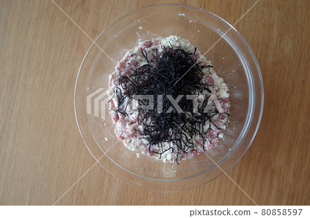 製作豆腐和羊栖菜漢堡 製作豆腐和羊栖菜漢堡 80858597