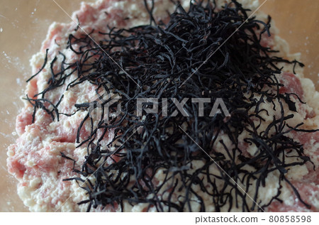 製作豆腐和羊栖菜漢堡 製作豆腐和羊栖菜漢堡 80858598