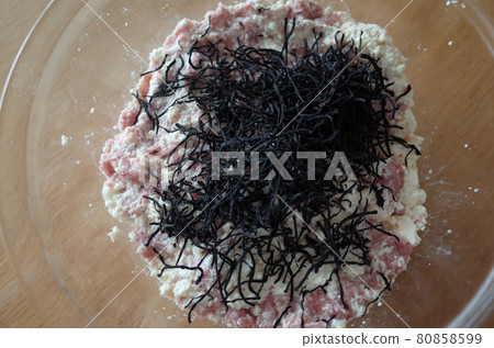 製作豆腐和羊栖菜漢堡 製作豆腐和羊栖菜漢堡 80858599