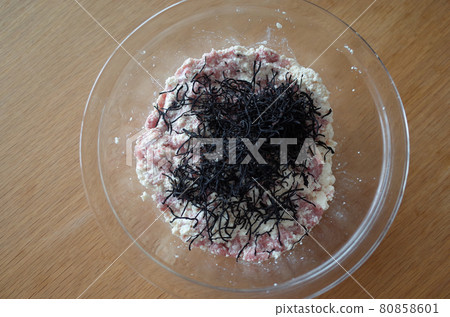 製作豆腐和羊栖菜漢堡 製作豆腐和羊栖菜漢堡 80858601