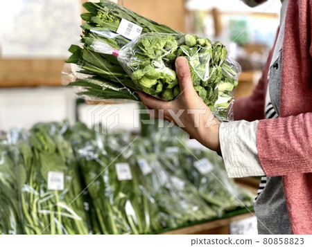 一位女士在售樓處拿著蔬菜 80858823