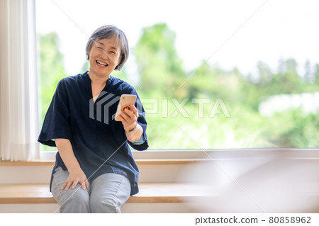 中年女性的生活方式舒適 80858962