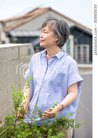 中年女性的生活方式舒適 中年女性的生活方式舒適 80860039