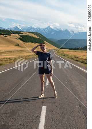 Woman om the Chuysky trakt road in the Altai mountains. 80860061